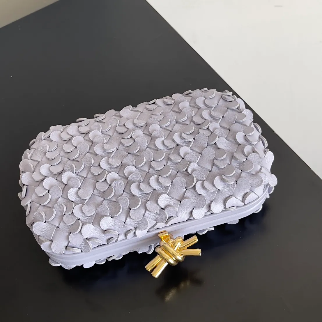 Batch 2060 Bottega Veneta 24 spring fashionable petal woven evening bag. No logo, no matter how shiny, this evening bag has gorgeous colors and eye-catching colors, and the forging of petal craftsmanship reveals the prosperity of spring. Original leather ➕ stainless steel hardware ➕ 24k real gold plating ➕ all handmade. Anyone who knows the history of our brand should have heard that the knot is a story of Bottega Veneta, and it is also one of the more important perfectly designed styles. Style number: 717622 Size: 20.5*6*12.5